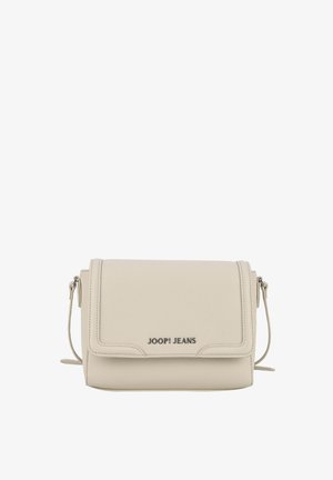 Beige leren crossbody tas met een klep sluiting, zilver hardware en een gegraveerd "JOOP! JEANS" logo aan de voorkant. Textuurafwerking.