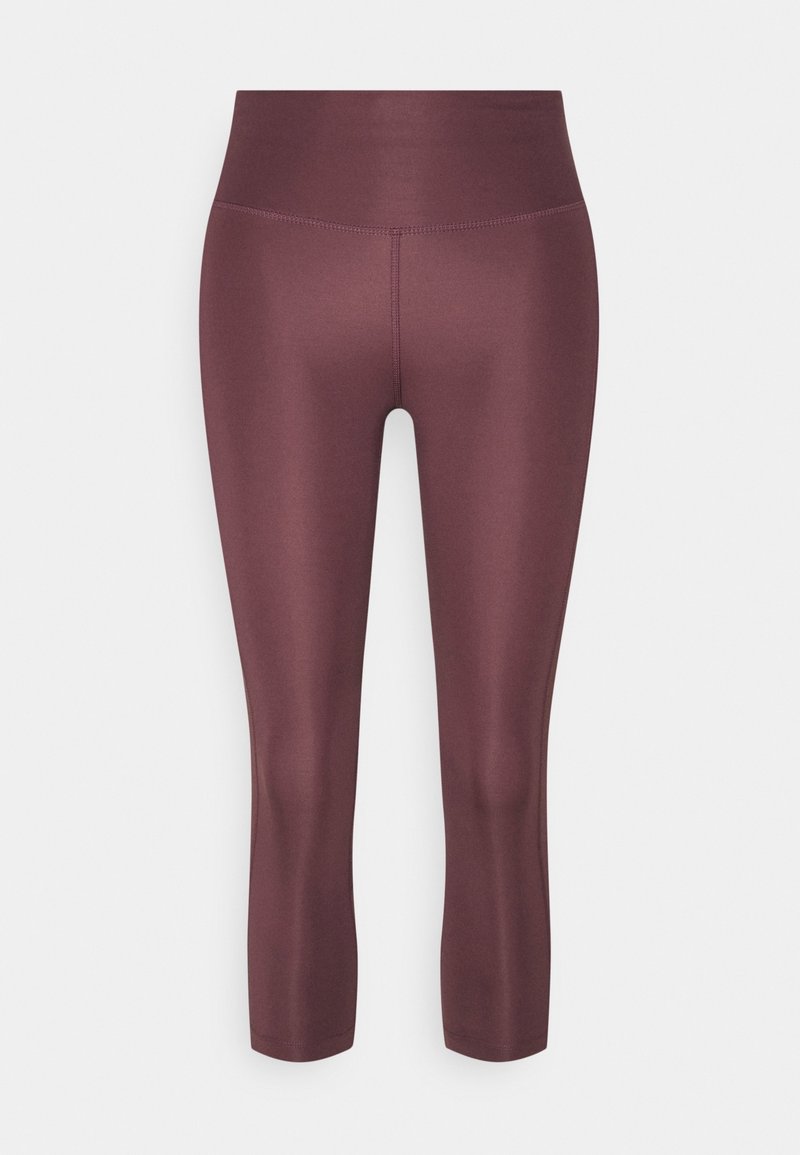 Legginsy w kolorze mauve o wysokim stanie, ścięte, z gładkiego materiału i detalami wzdłuż szwów od pasa do dołu, przedstawione na białym tle.