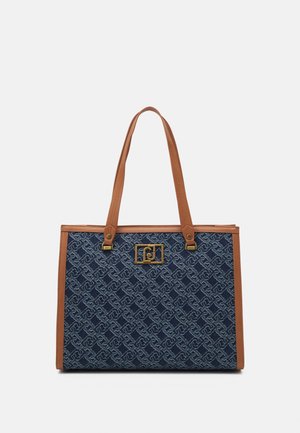 Sac cabas bleu à motif avec garniture en cuir marron et anses, avec une plaque logo rectangulaire dorée à l'avant.