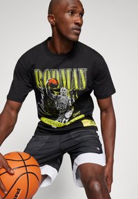 Mitchell & Ness POP PLAYER TEE VINTAGE LOGO - Klubové oblečení - black