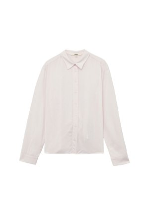 Chemise à manches longues rose clair avec un col, fabriquée en tissu lisse, présentant une coupe droite et une coupe décontractée.