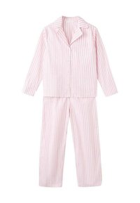 Camisa de pijama de manga larga color rosa claro con botones y pantalones a juego con finas rayas verticales rojas sobre un fondo blanco.