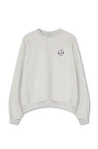 Sudadera corta de color gris claro hecha de un material suave. Presenta un escote redondo y puños acanalados, con un diseño bordado en azul en el pecho.