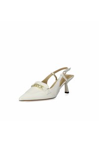 Sandal con tacco in pelle bianca, con punta affilata e sottile tacco nero. Presenta un dettaglio decorativo in catena dorata e un design minimalista.
