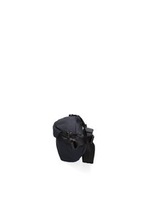 Borsa a tracolla in nylon blu navy con chiusura a zip, tracolla regolabile e una texture liscia. Presenta un piccolo dettaglio del logo sulla parte anteriore.