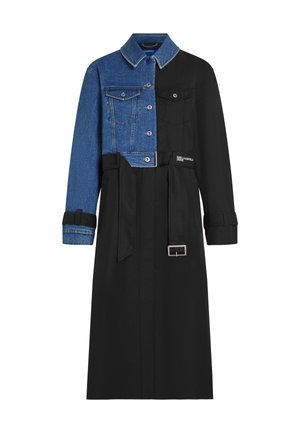 Sukienka z denimu i czarnego materiału z usztywnionym kołnierzem, przodem na guziki i detalem w postaci paska. Ma kontrastujące niebieskie i czarne sekcje.