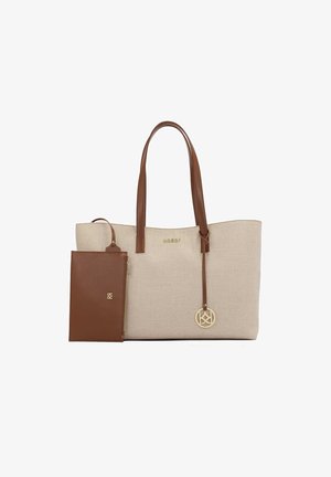 Beige canvas tote bag met bruine leren handvatten, beschikt over een afneembare bruine leren pouch en een gouden hangertje als accent.
