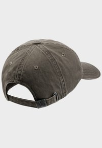 Czarny szary bawełniany czapka z wstępnie wygiętym daszkiem, regulowanym paskiem z tyłu oraz małą metką z logo. Posiada szwy i otwory wentylacyjne.