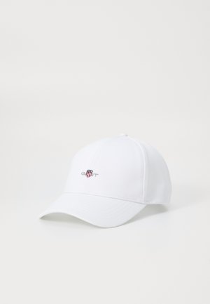 Biela basebalová čiapka s ohnutým okrajom, s vyšitým logom na prednej strane. Vyrobená z hladkej tkaniny, s konštruovaným dizajnom.