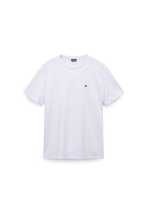 Camiseta branca de algodão com mangas curtas, gola redonda e um pequeno logótipo vermelho e azul no peito esquerdo. Textura suave, corte casual.