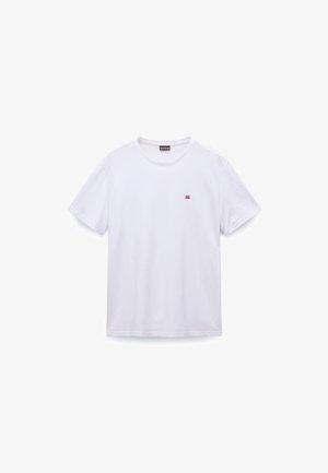 T-shirt en coton blanc à manches courtes, col rond, avec un petit logo rouge et bleu sur la poitrine gauche. Texture lisse, coupe décontractée.