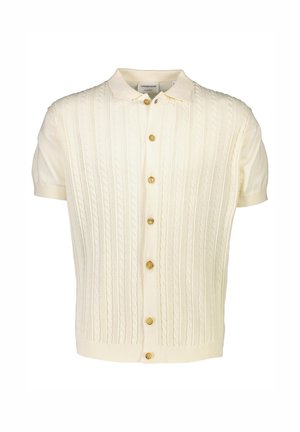 Cardigan de manga corta en color crema con diseño de trenzado, que presenta un collar de punta y cinco botones dorados en la parte delantera.
