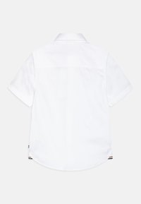 Witte korte mouwen met kraag shirt met een gladde textuur, een ronde zoom en een contrasterende gestreepte details aan de zijkant.