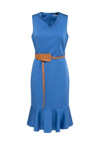 Blauwe mouwloze jurk met een V-hals, een uitlopende zoom en een bruine riem met een rechthoekige gesp voor extra detail.