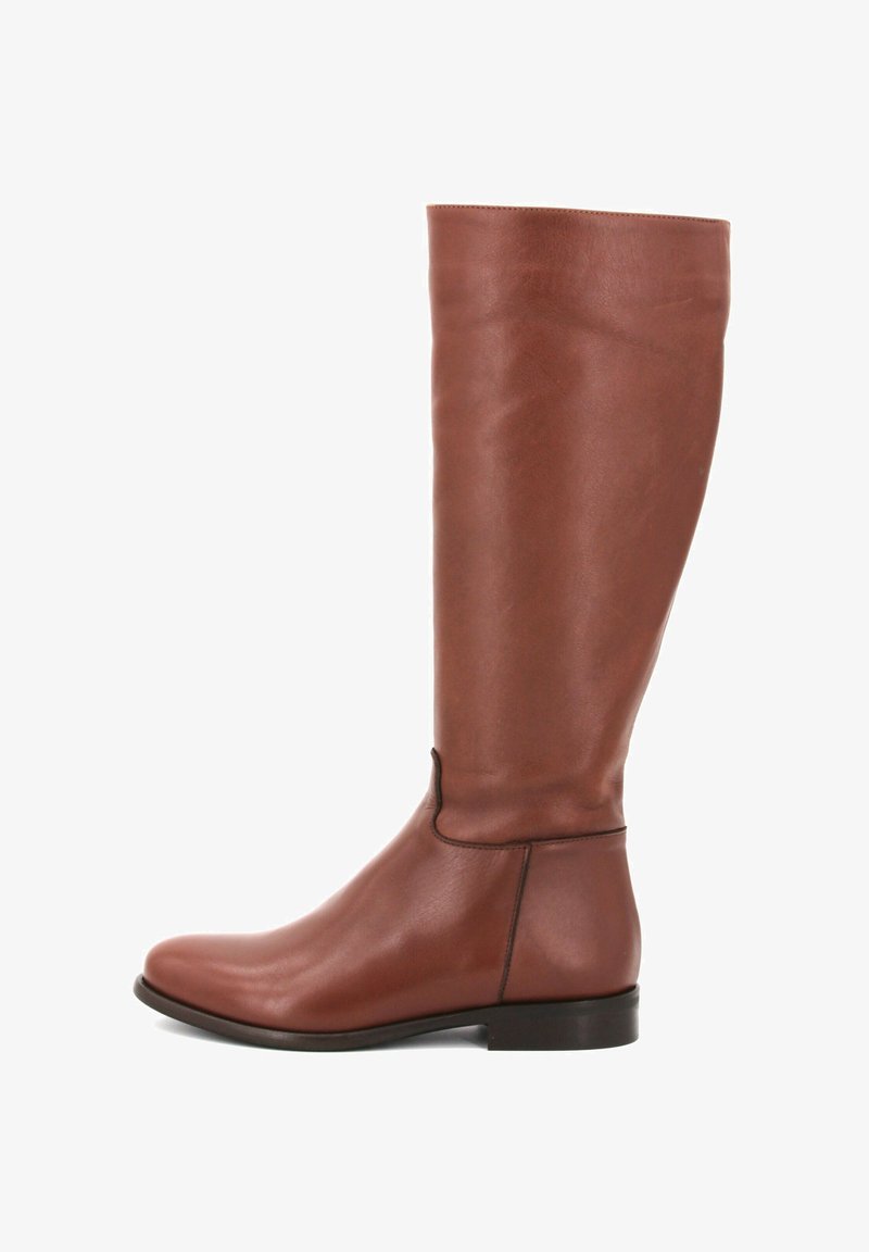 Stivale marrone in pelle fino al ginocchio con un design elegante, punta arrotondata e suola piatta. Texture liscia; cuciture sottili lungo i lati.