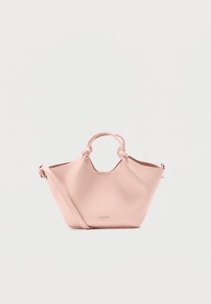 Borsa rosa chiaro realizzata in materiale sintetico liscio con doppie maniglie, tracolla regolabile e un leggero dettaglio logo.