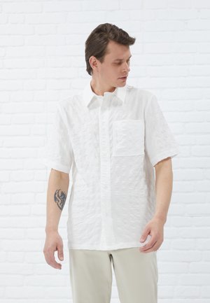 TEXTURED SHORT SLEEVE SHIRT - Shirt - white