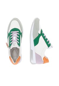 Paire de baskets blanches avec des accents verts, gris, orange et violet, des lacets lilas et une fermeture éclair latérale, vues de dessus et de côté.