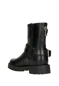 Czarne skórzane botki za kostkę z podwójnymi suwakami po bokach, paskiem i detalem klamry, wytrzymałą podeszwą i gładką teksturą.