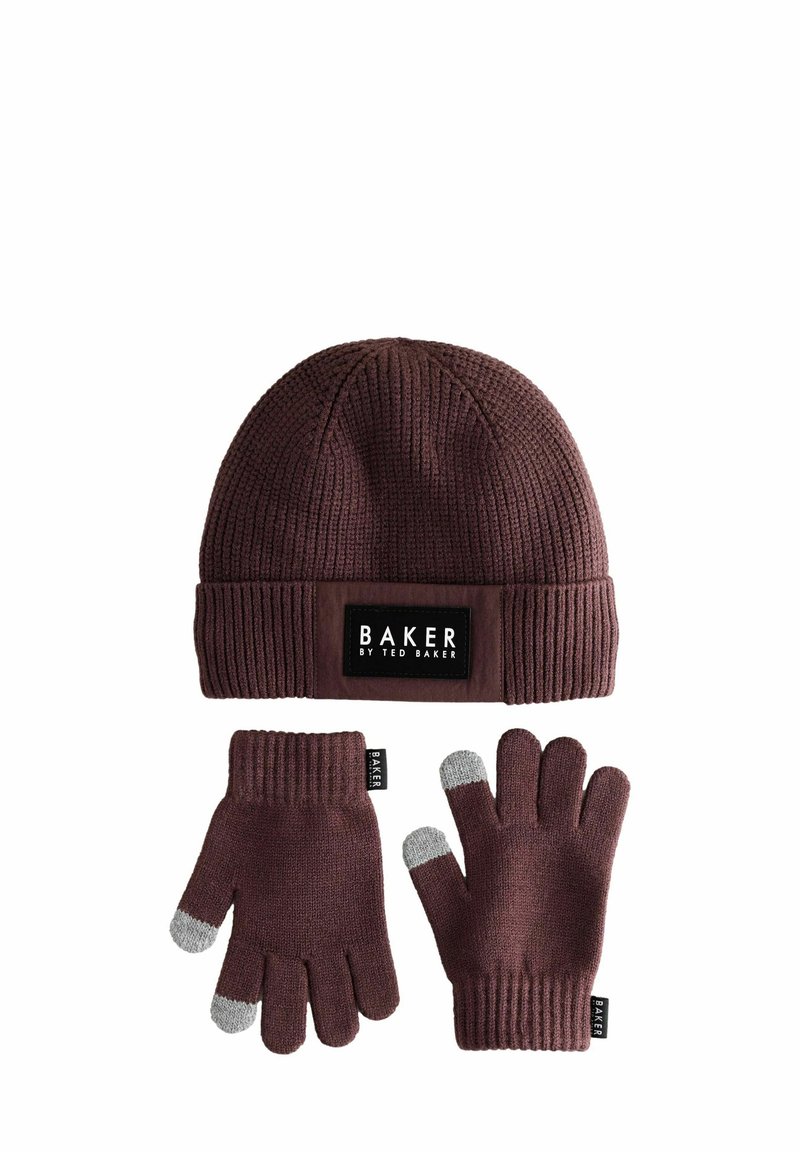 Gorro de punto burdeos con dobladillo y una etiqueta negra, acompañado de guantes sin dedos a juego con acentos en la punta de los dedos en gris.