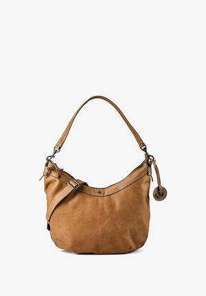 Bolso de hombro de cuero marrón con correa ajustable, herrajes plateados y un colgante redondo con ancla colgando en el lateral.