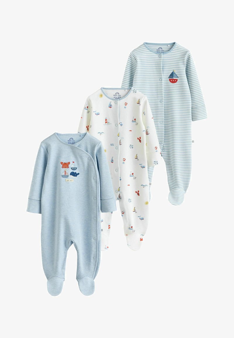 Trois grenouillères pour bébé avec pieds : une unie bleu clair avec broderie nautique, une blanche avec petits motifs marins, et une bleu clair à rayures blanches avec un patch bateau.