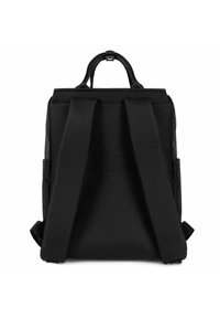 Sac à dos noir en matériau textile, avec deux poignées supérieures, des bretelles rembourrées et un design minimaliste. Il présente une forme élancée et aucun hardware visible.