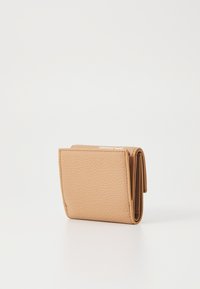 Portafoglio in pelle tan con finitura testurizzata, design a doppio ripiegamento e cuciture visibili. Forma compatta, con bordi puliti e hardware minimal.