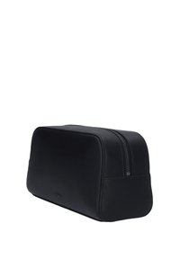 Borsa da toilette in pelle nera con texture liscia, forma rettangolare e chiusura con cerniera sulla parte superiore. Pannello laterale robusto per maggiore stabilità.
