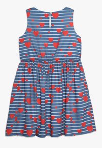 Modré šaty s bílými pruhy a červenými srdíčky, bez rukávů, elastický pas, detaily ve tvaru klíčové dírky na zadní straně, lehká látka.