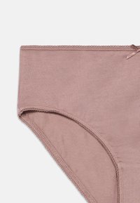 Φως μοβ βαμβακερά εσώρουχα με απαλό ριμπ ύφασμα, ελαστική μέση και διακοσμητικές λεπτομέρειες με κυματιστό χείλος κοντά στις άκρες.