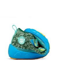 Chaussure pour enfant flexible verte et bleue avec semelle jaune et logo "Affen Zahn", pliée pour démontrer le matériau souple et pliable.