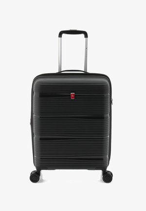 Maleta rígida negra con textura estriada, asa telescópica plateada y cuatro ruedas giratorias; presenta un logotipo rojo en la parte frontal.