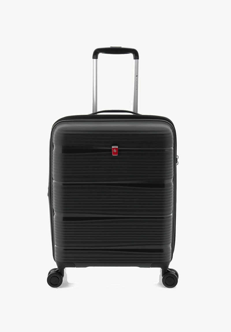Maleta rígida negra con textura estriada, asa telescópica plateada y cuatro ruedas giratorias; presenta un logotipo rojo en la parte frontal.