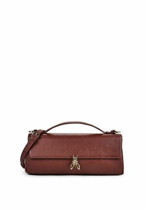 Dunkelbraune Lederhandtasche mit Tragegriff oben und verstellbarem Schulterriemen, mit einem goldfarbenen, insektenförmigen Verschluss auf der Vorderklappe.