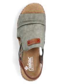 Sandale en daim vert avec un accent en cuir marron, design ouvert, semelle intérieure rembourrée, bords cousus et étiquette logo rouge sur la sangle.