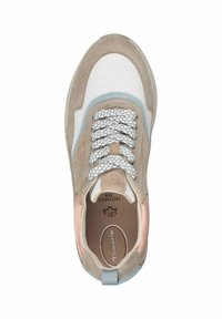 Beige und weiße Sneaker aus Mesh-Stoff mit Wildleder-Akzenten. Mit hellblauen Details und grauen Schnürsenkeln. Abgerundete Zehenpartie und gepolsterte Innensohle.