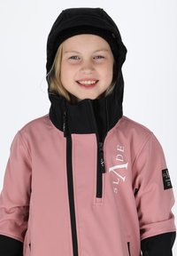 Lyserød og sort lynlåsjacket med hætte, med et logo på forsiden og et struktureret stof. Indeholder lommer og en høj krave.