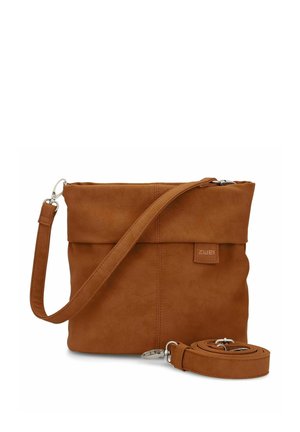 Braune Wildleder-Umhängetasche mit verstellbarem Riemen, silberner Hardware und kleinem eingeprägtem Markenlabel vorne.