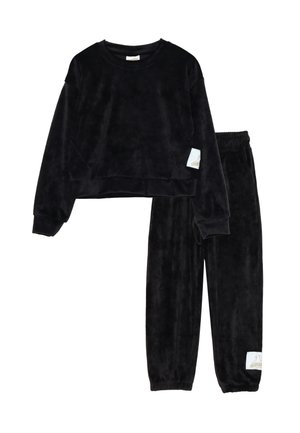 Set di abbigliamento loungewear in velluto nero composto da una felpa corta e pantaloni jogger. La felpa ha una vestibilità ampia; i pantaloni hanno un elastico in vita.