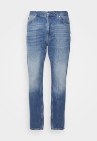Lichtblauwe denim jeans met een vervaagde afwerking, rechte pijpen, vijf-pocket ontwerp en een ritssluiting. De stof lijkt zacht met lichte textuurvariaties.