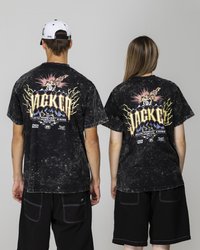 Magliette nere con effetto tie-dye e grafiche vivaci sulla schiena, che presentano la parola "JACKER" e motivi montani. Taglio casual con maniche corte.