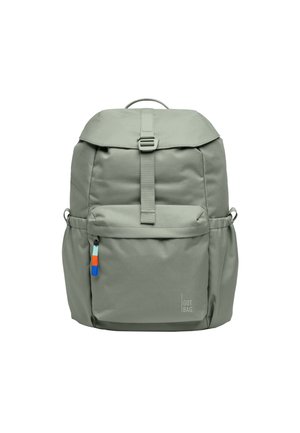 Harmaa reppu, jossa on etutasku, solkiremmi päällimmäisessä läpässä, sivutaskut ja värikkäät vetoketjunnostimet, joissa lukee "GOT BAG".