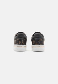 Schwarze Sneakers mit goldenen Akzenten und weißen Sohlen, ausgestattet mit einem strukturierten Material und einem glatten Lederabschluss an der Ferse.