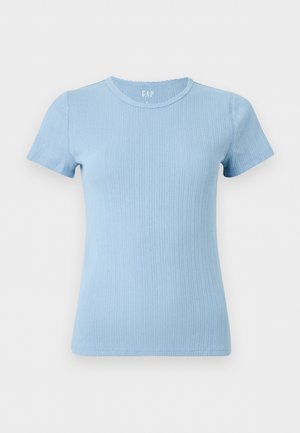 Top de punto acanalado de manga corta en azul claro con escote redondo, silueta ajustada y textura sutil de rayas verticales perforadas.