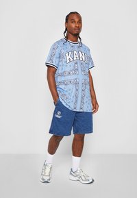 Karl Kani - UNISEX SERIF PAISLEY TEE - T-shirt print - blue Miniatuurafbeelding 1