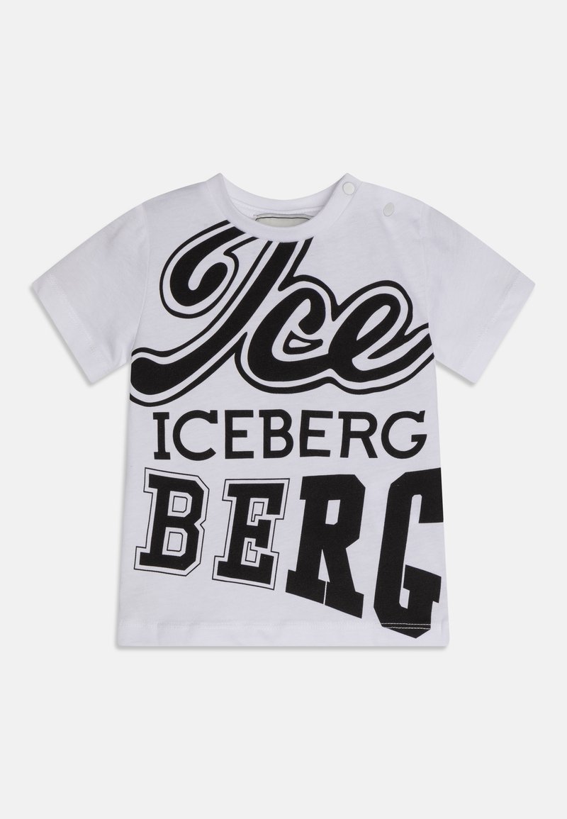 Camiseta blanca de algodón con texto negro en negrita y tipografías variadas: "Ice", "ICEBERG" y "BERG". Mangas cortas con botones de presión en un hombro.