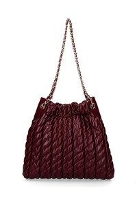 Bordeaux gefütterte Handtasche aus glänzendem Material, mit einem gerafften oberen Teil und einer Kettenriemen, sowie einer strukturierten Oberfläche und Metallakzenten.