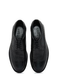 Zwarte leren geklede schoenen met brogue-details, met een gladde textuur, ronde neus en traditionele vetersluiting.