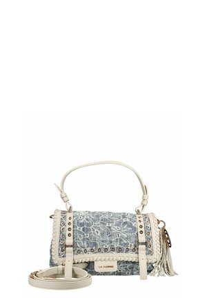 Petit sac à main à motifs gris clair et blanc avec des anses en cuir blanc, des œillets en métal, un pompon et une bandoulière amovible.